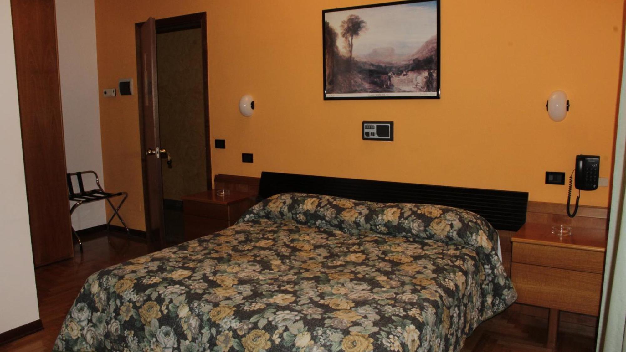 Hotel Valentino Centro Storico ออร์เวียโต ภายนอก รูปภาพ