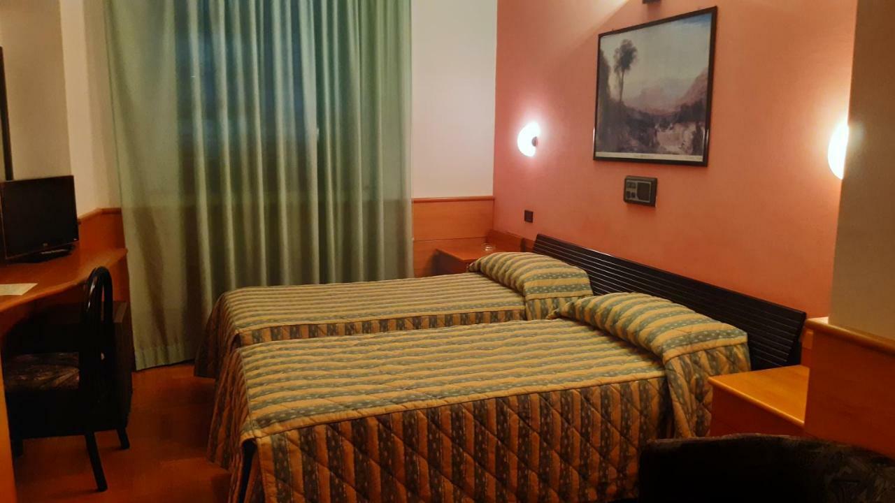 Hotel Valentino Centro Storico ออร์เวียโต ภายนอก รูปภาพ