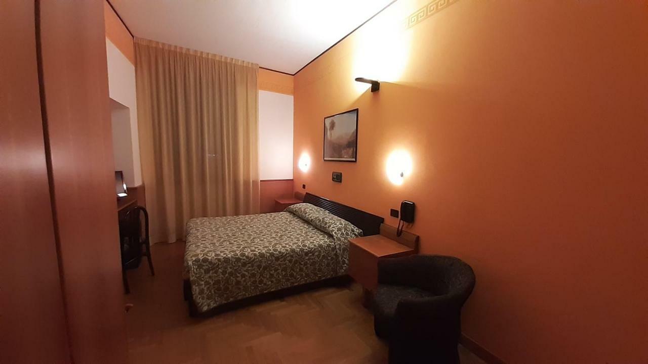 Hotel Valentino Centro Storico ออร์เวียโต ภายนอก รูปภาพ