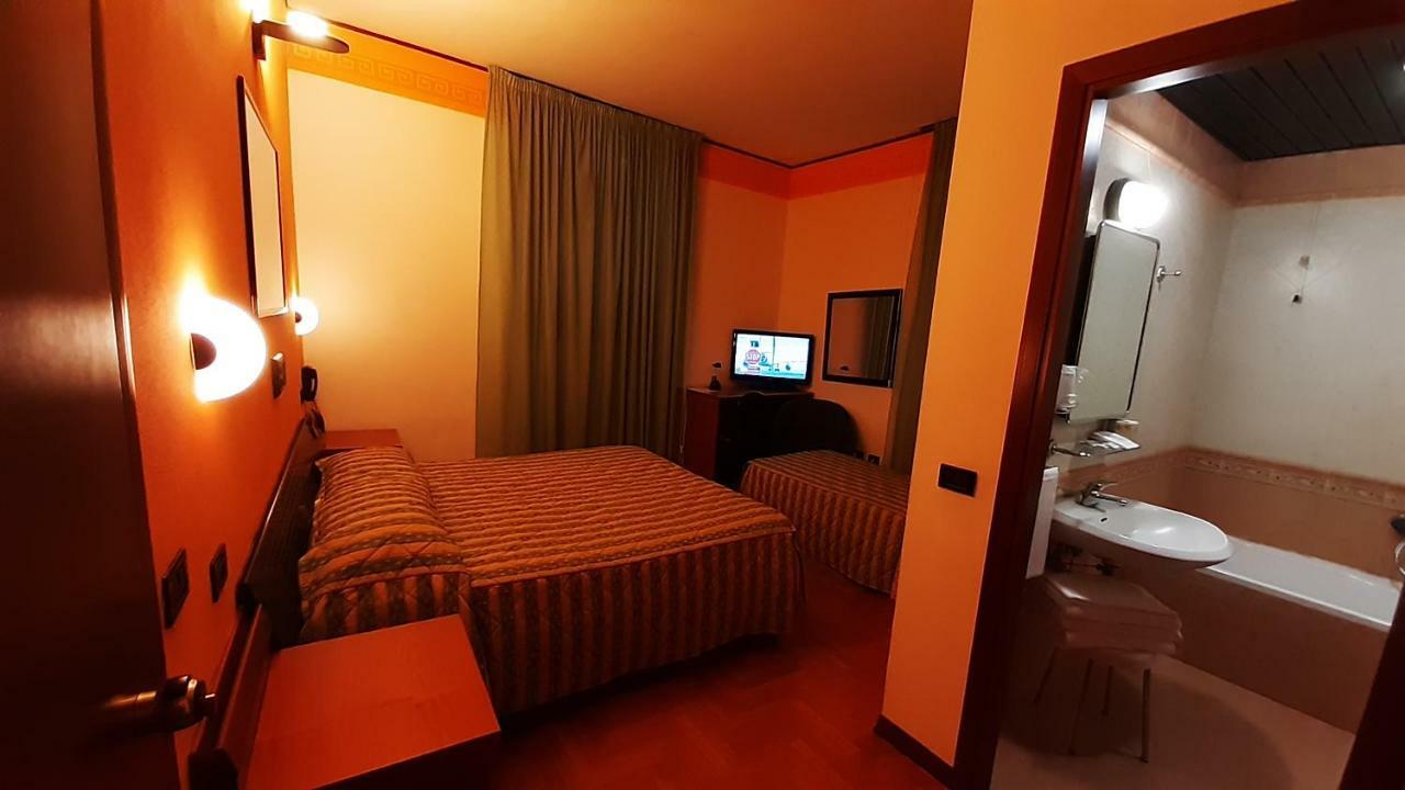 Hotel Valentino Centro Storico ออร์เวียโต ภายนอก รูปภาพ