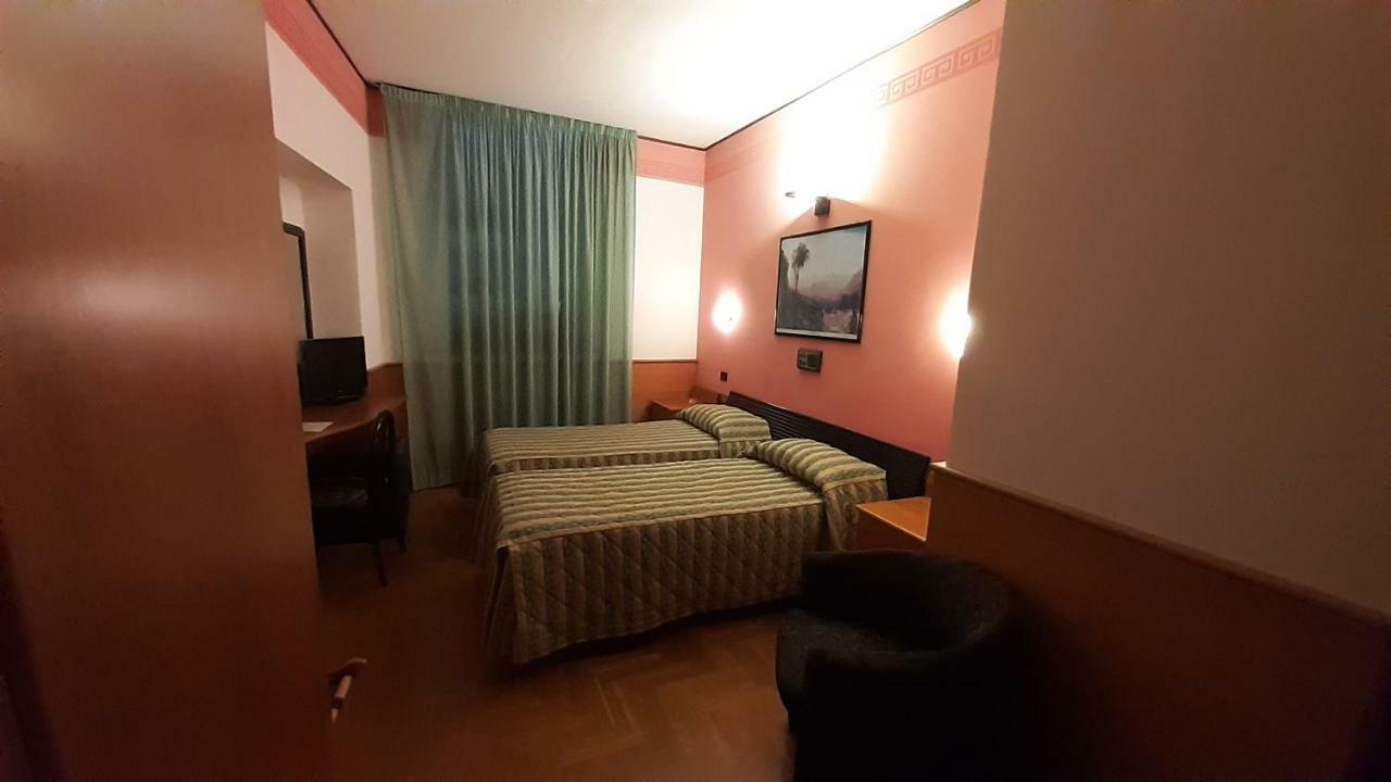 Hotel Valentino Centro Storico ออร์เวียโต ภายนอก รูปภาพ